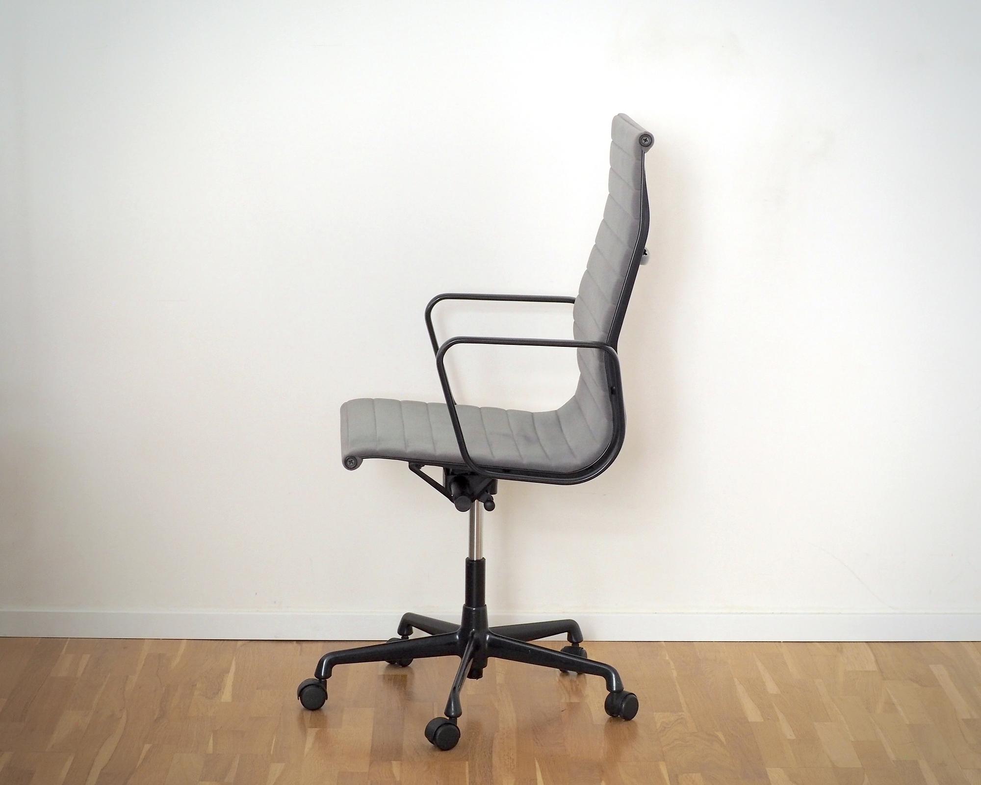 EA 119 Aluminium Chair Cosy Grau 1