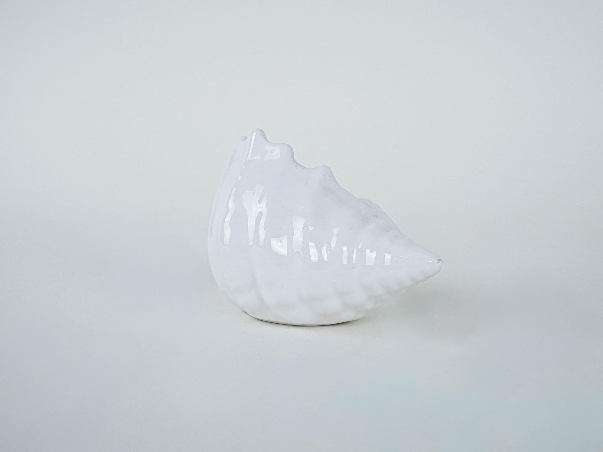 Ceramic shell White 1970s 4