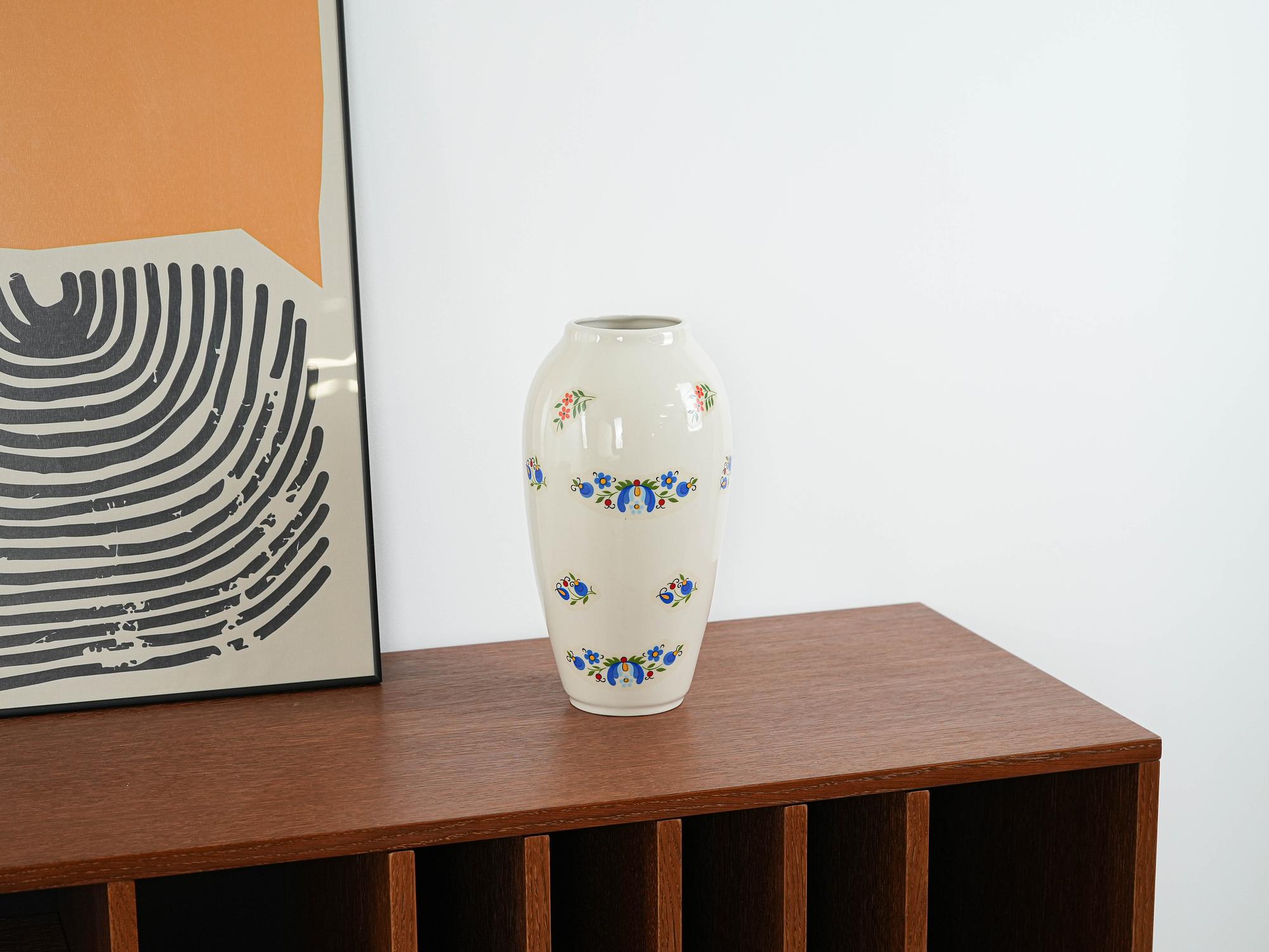 Porcelain vase 1980s 1