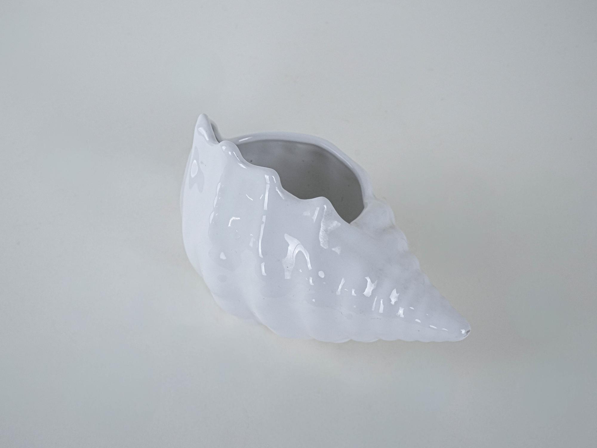 Ceramic shell White 1970s 6