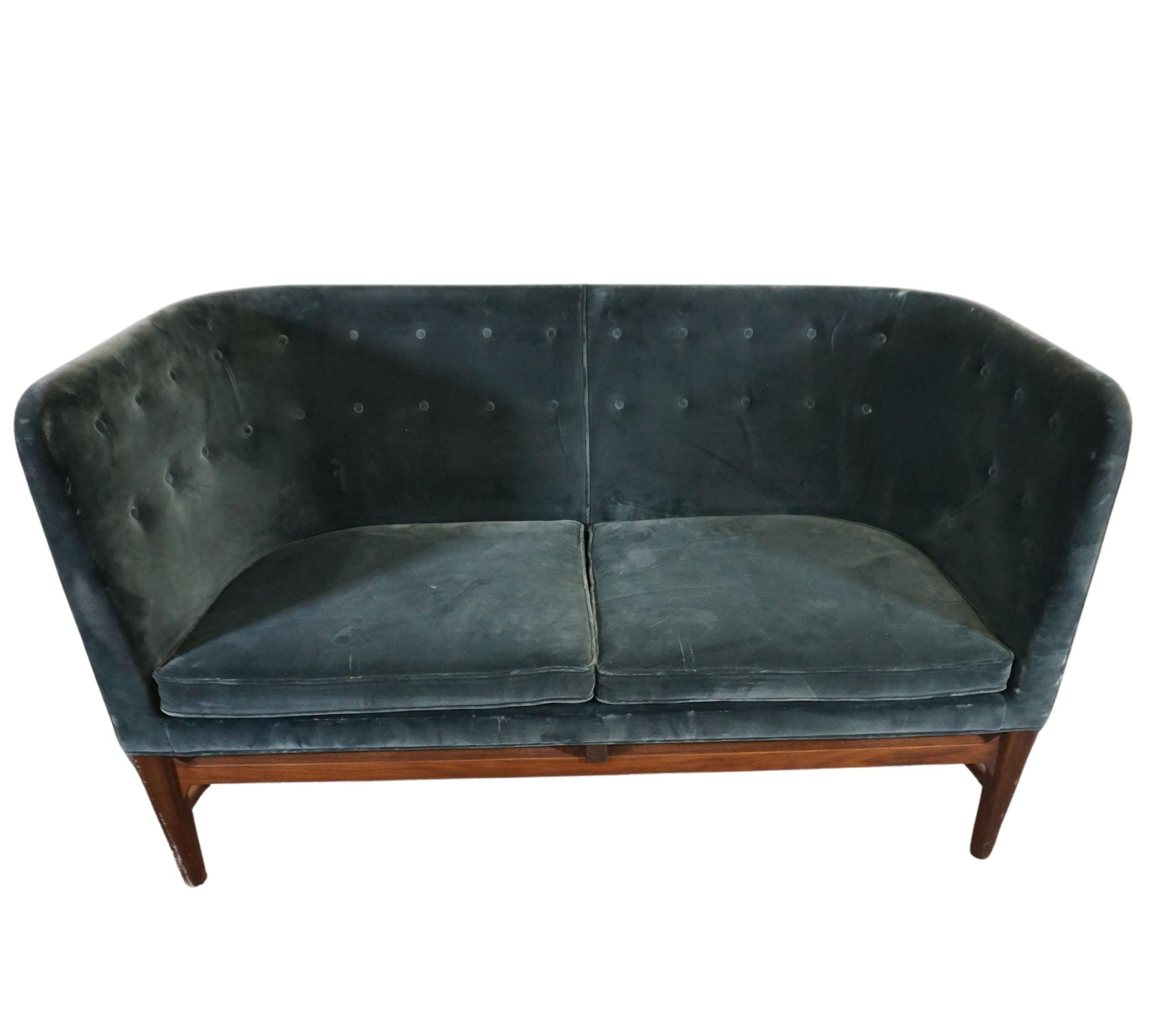 Mayor AJ6 Sofa Samt Walnussholz Blau 4