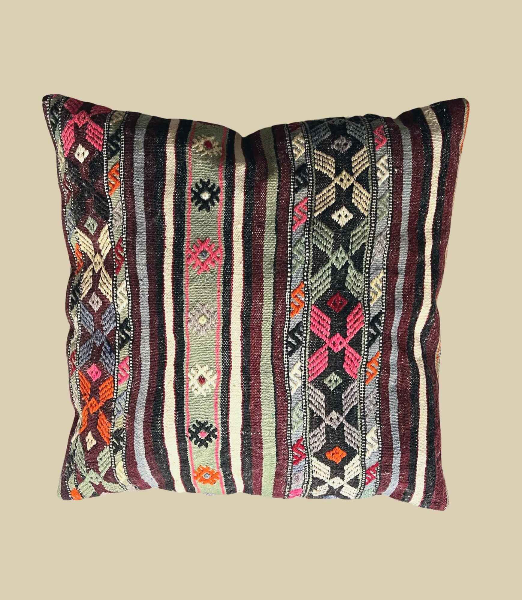 Großes Besticktes Kelim Kissen Unikat mit Füllung 0