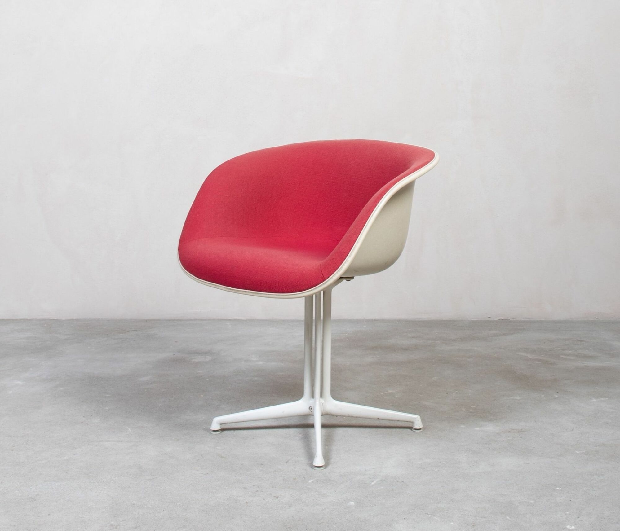 Knoll La Fonda by Herman Miller mit rotem Kissen 1