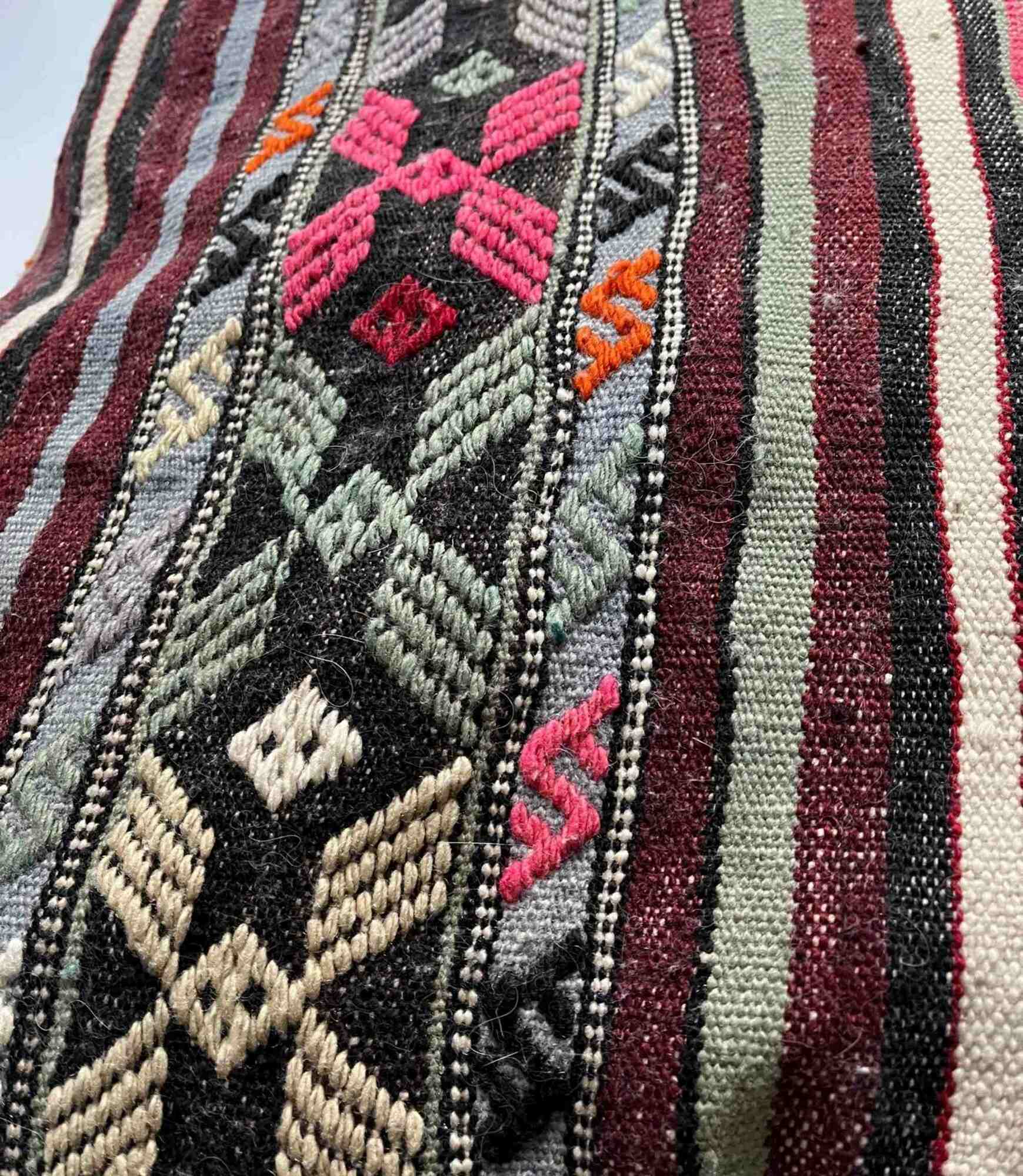 Großes Besticktes Kelim Kissen Unikat mit Füllung 2