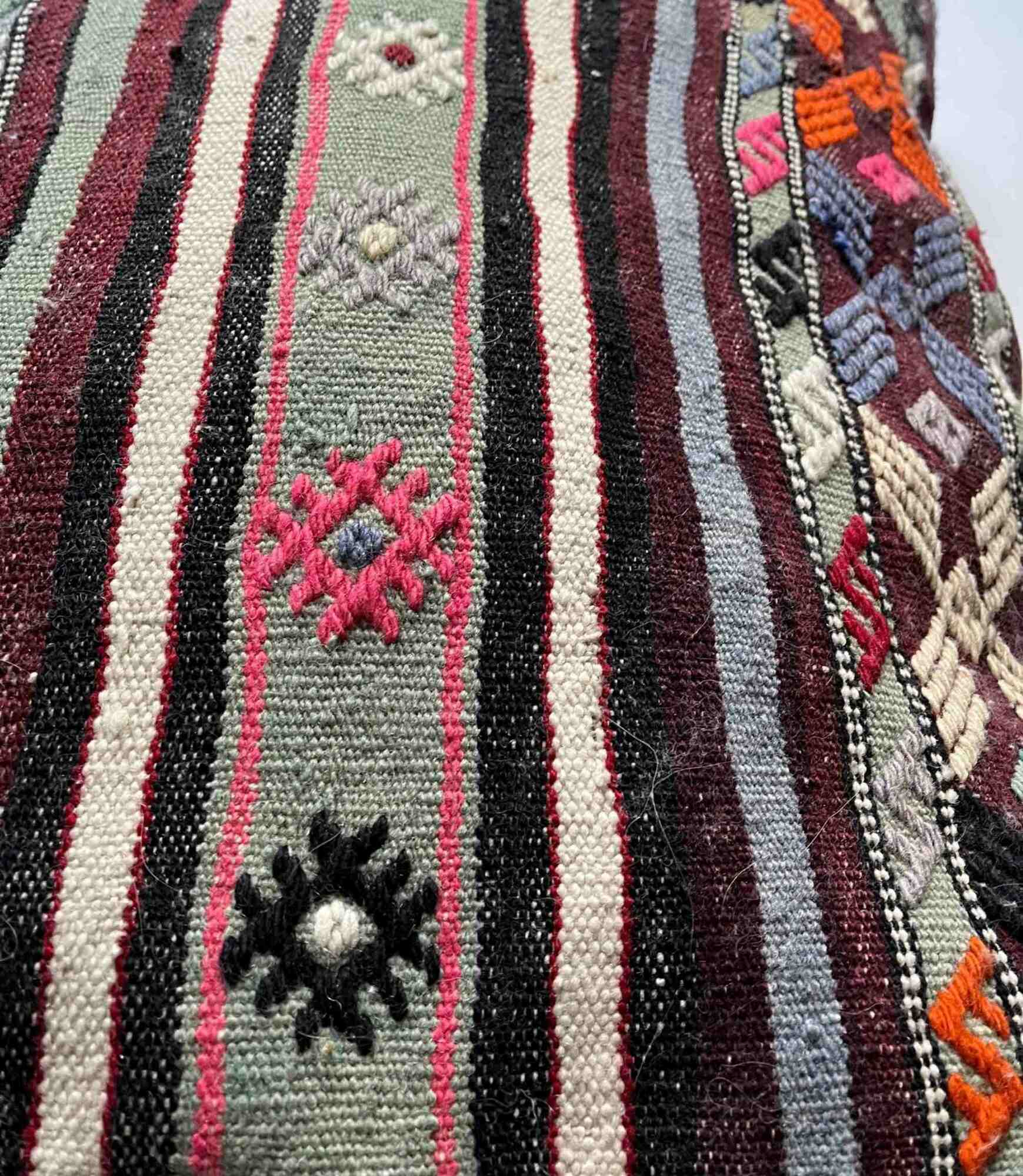 Großes Besticktes Kelim Kissen Unikat mit Füllung 3