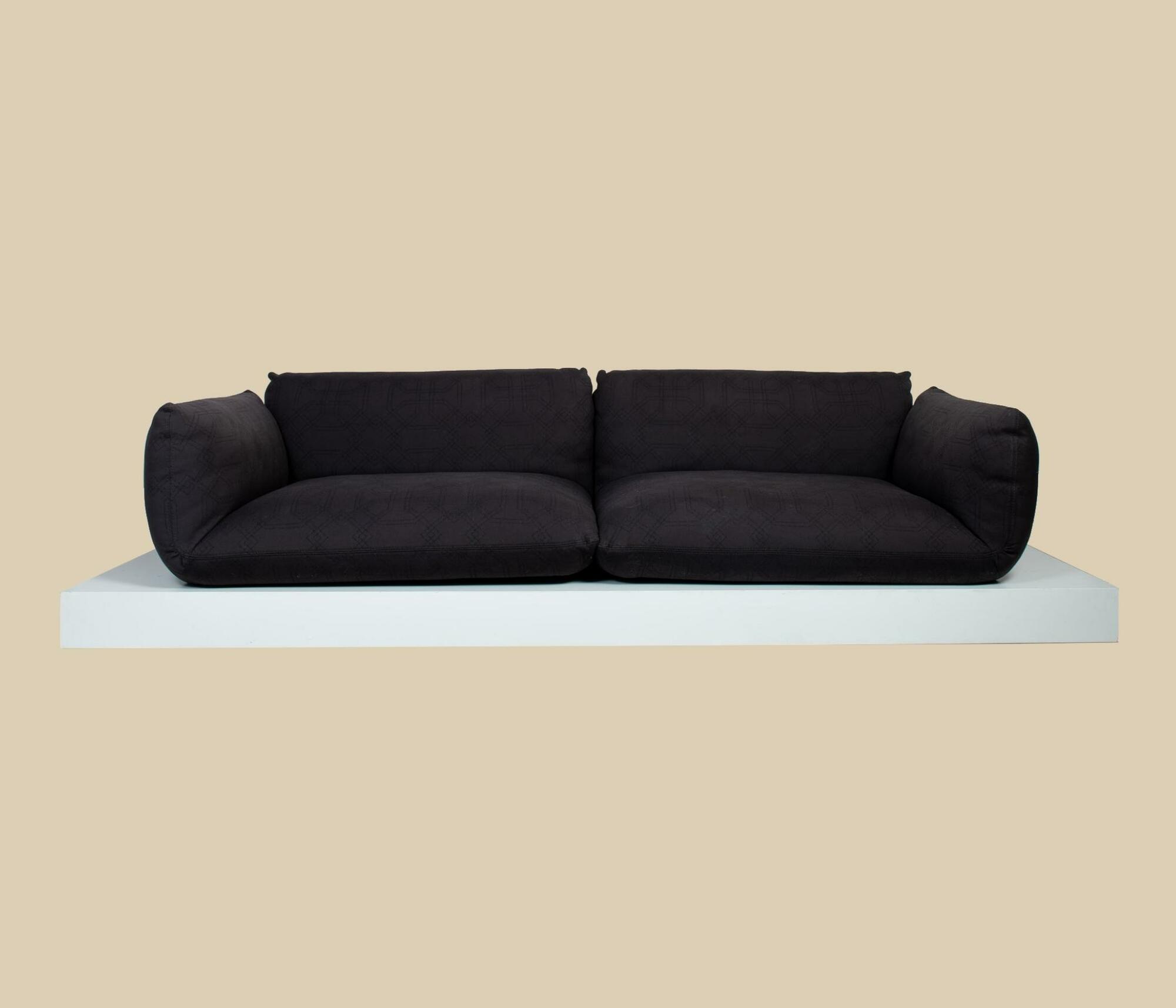 Sofa Jalis von COR Schwarz mit Ton in Ton Muster auf Podest 0