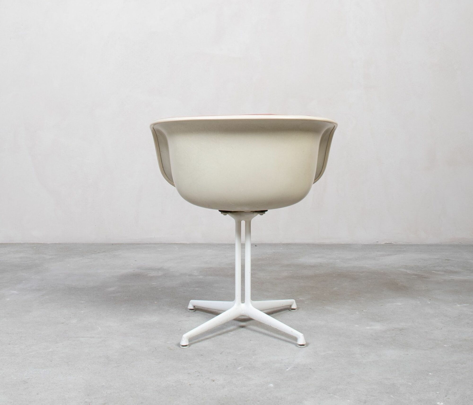 Knoll La Fonda by Herman Miller mit rotem Kissen 3