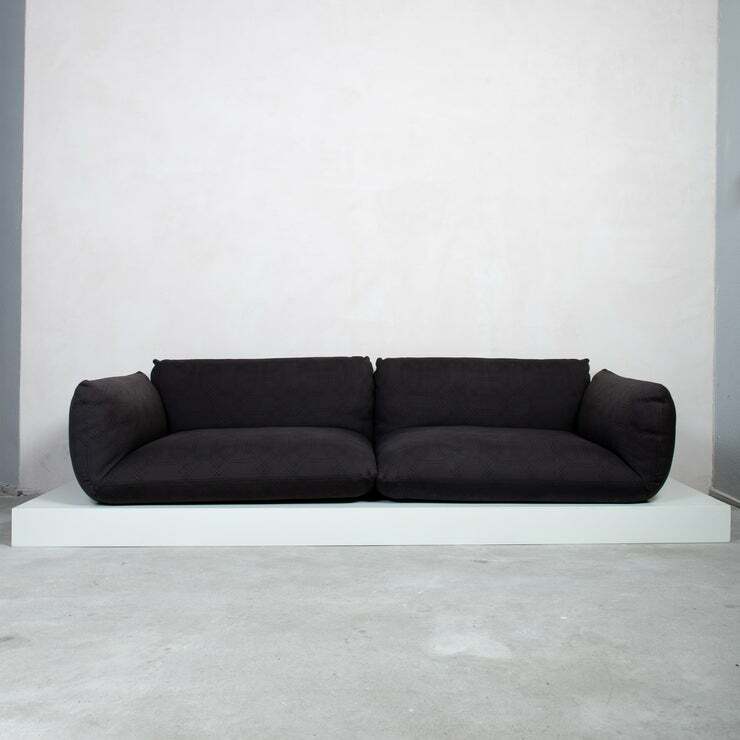 Sofa Jalis von COR Schwarz mit Ton in Ton Muster auf Podest 1