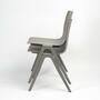 Minimalistischer Indoor-Outdoor Stuhl Stapelbar, Grau 3