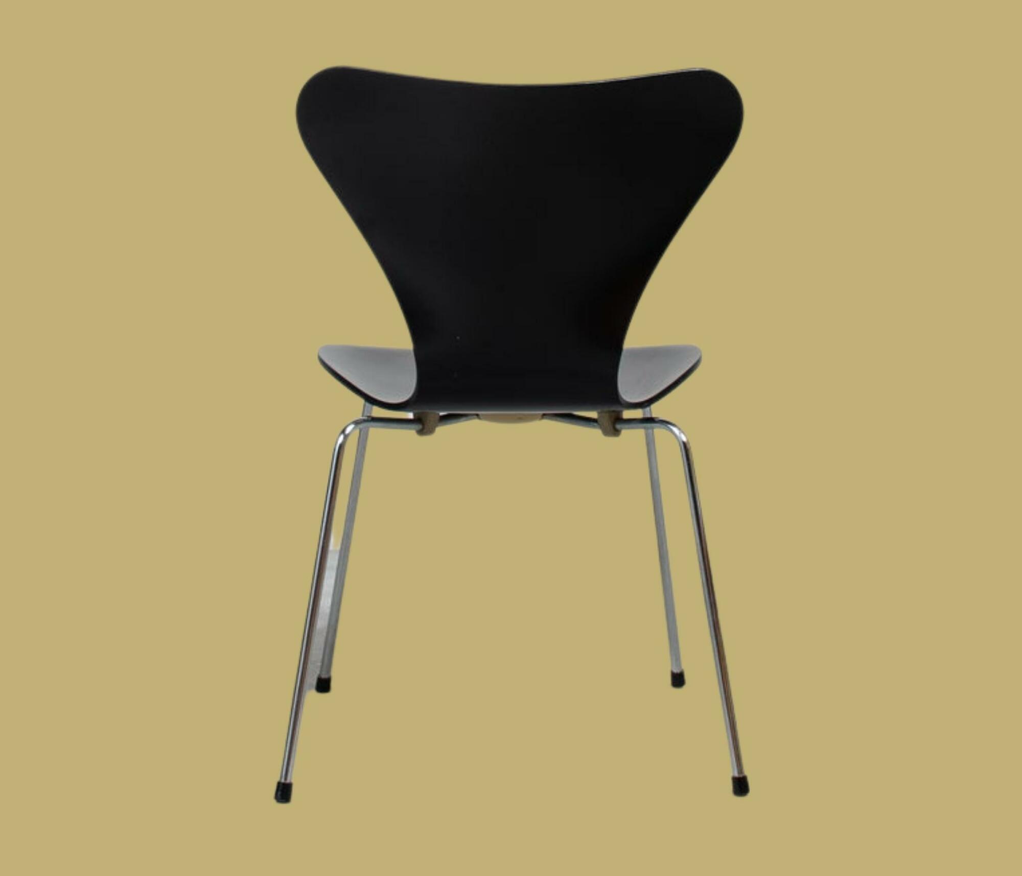Arne Jacobsen Stuhl aus der Serie 7 Schwarz 3