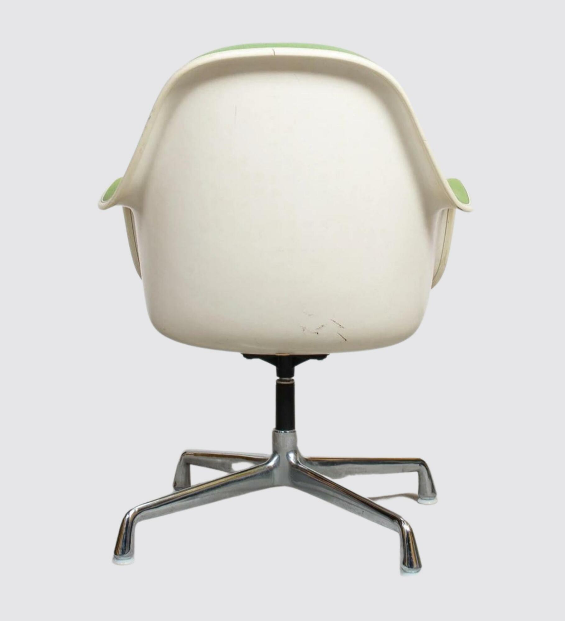 Eames Loose Cushion Armchair Grün 3