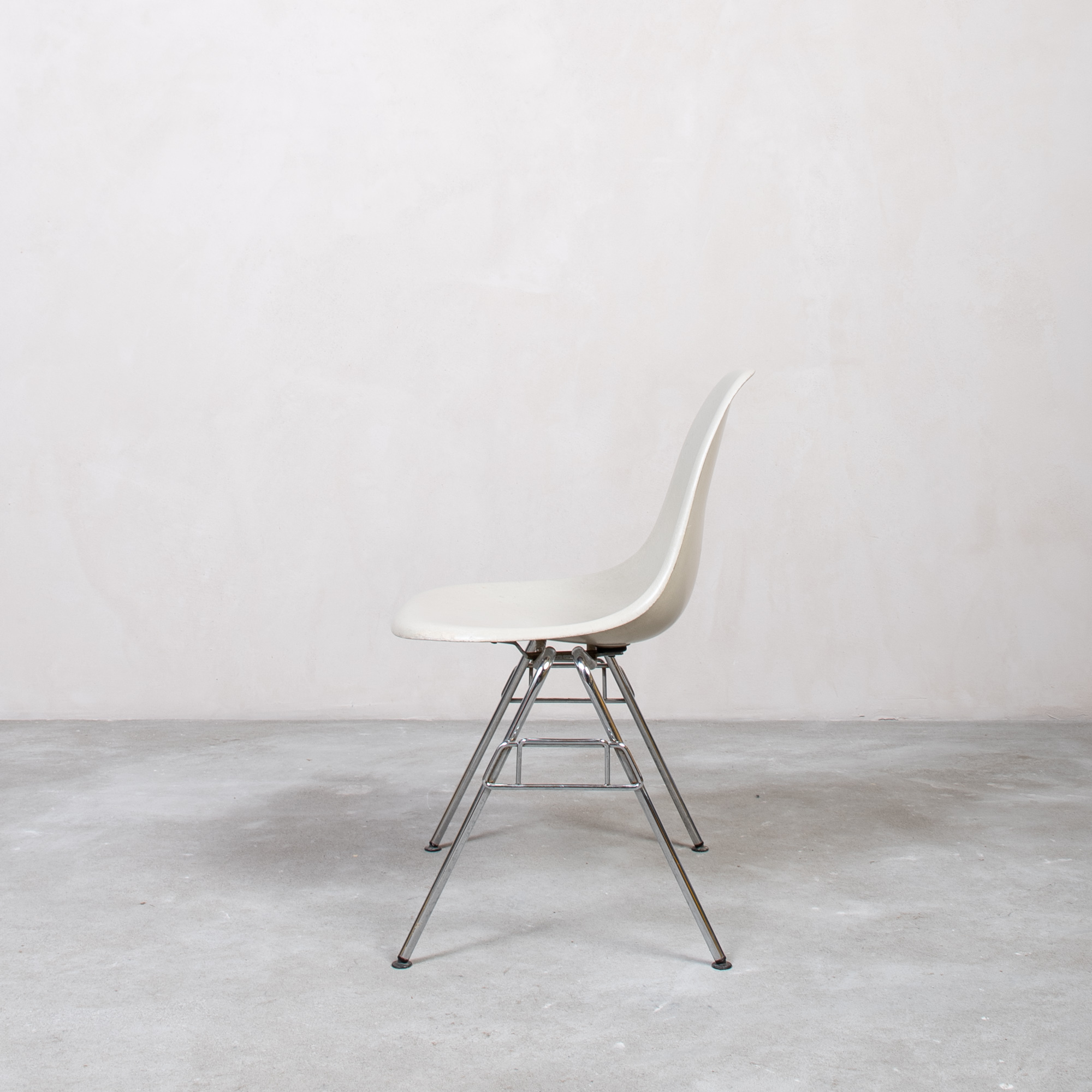 Eames Fiberglass Side Chair by Herman Miller White 2
