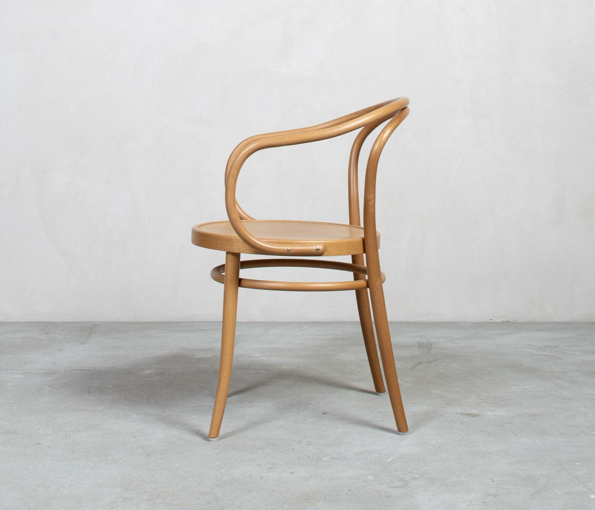 Ton 30 Stuhl aus hellem Holz 2