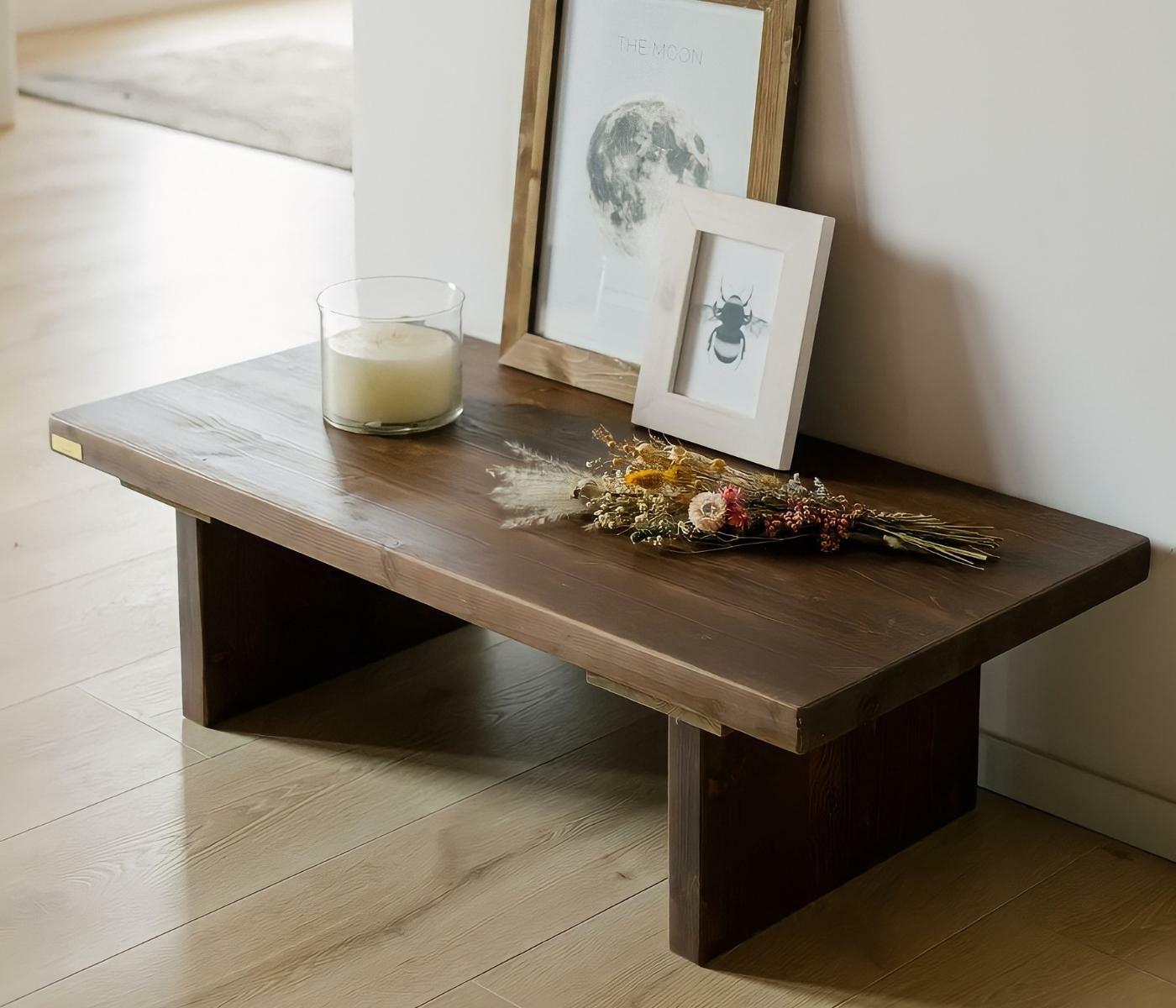 Vollholz-Couchtisch aus Fichtenholz Nussbaumoptik 3