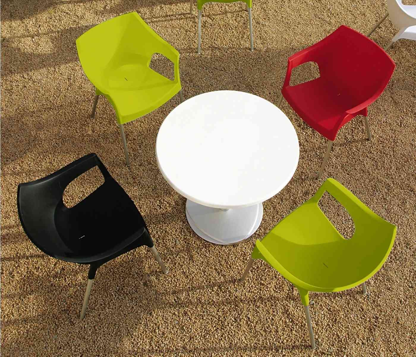 Stapelbarer Stuhl 2