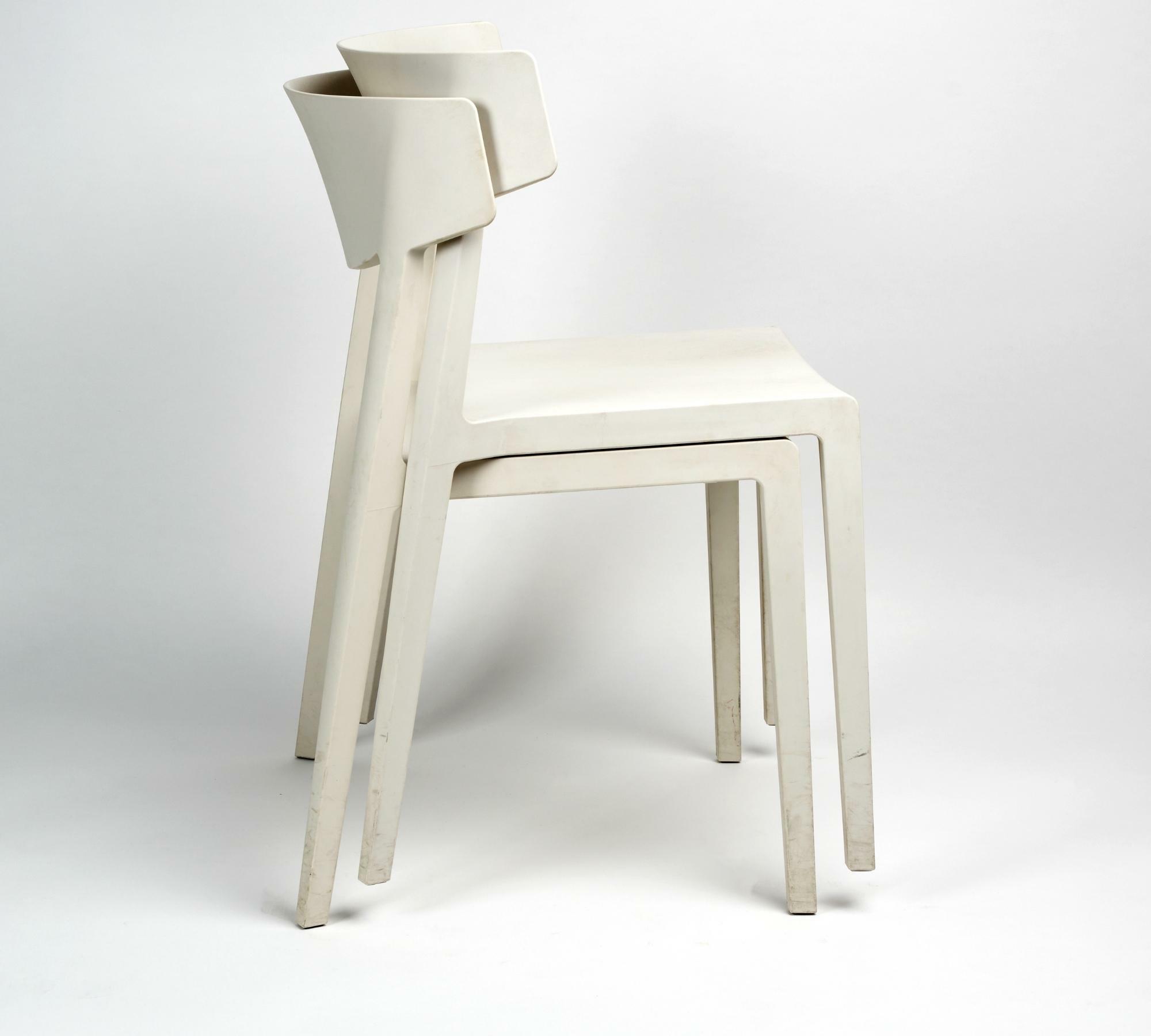 Indoor-Outdoor Stapelbarer Kunststoff-Stuhl in Weiß 3
