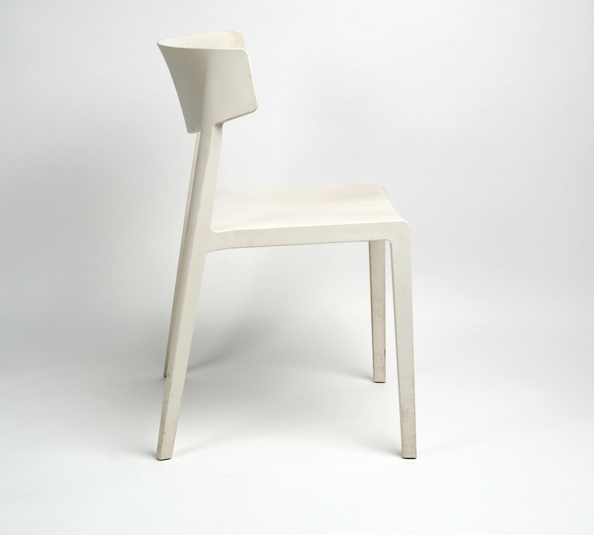 Indoor-Outdoor Stapelbarer Kunststoff-Stuhl in Weiß 2