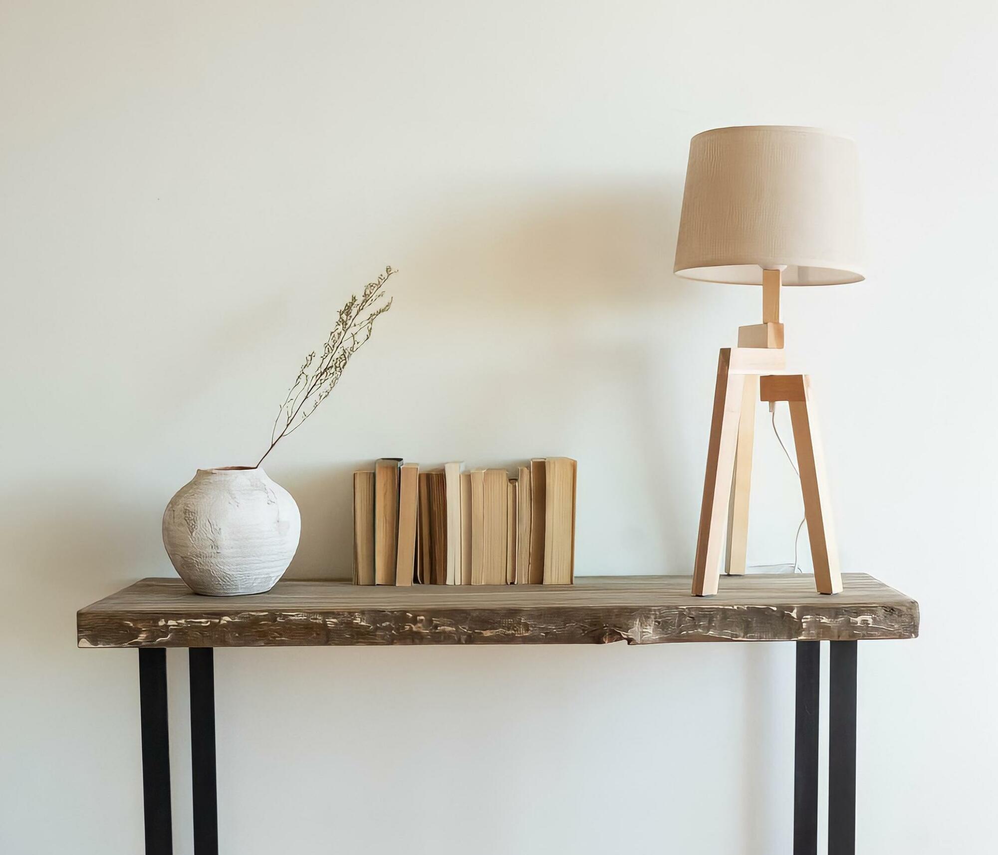 Konsolentisch aus Holz mit weißen Metallbeinen Nussbaum 1