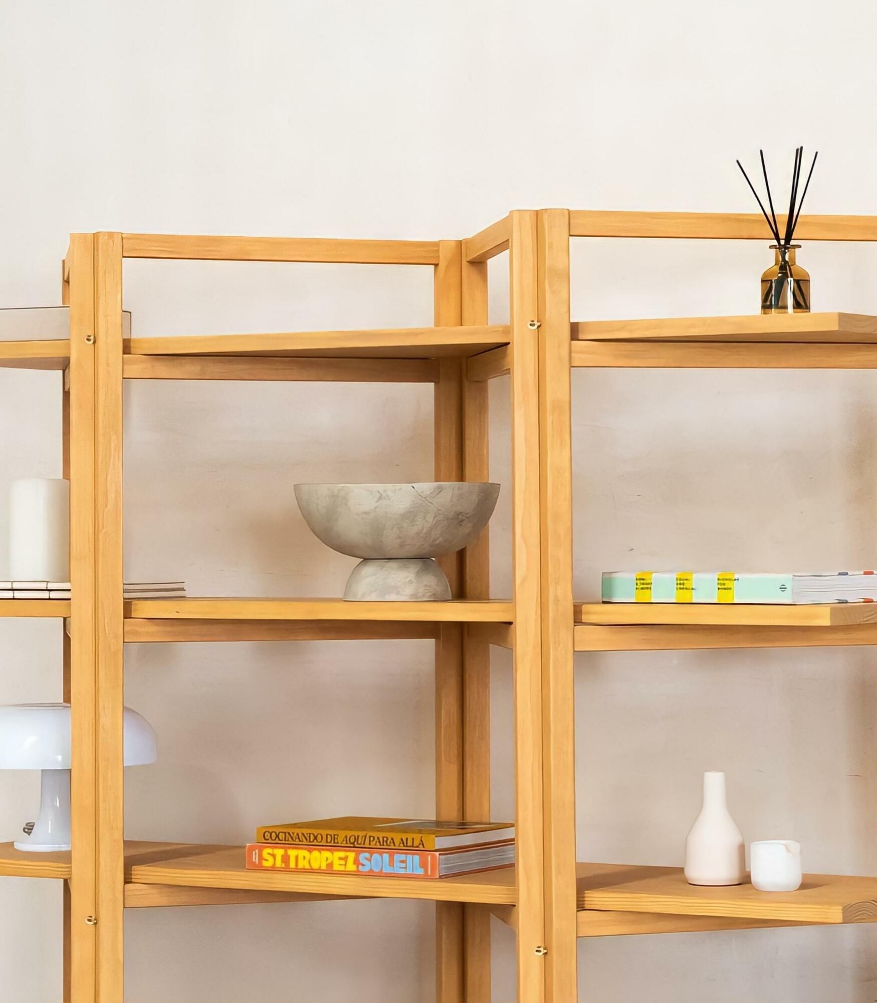Großes Regal aus nachhaltigem Kiefernholz in Teakoptik  2