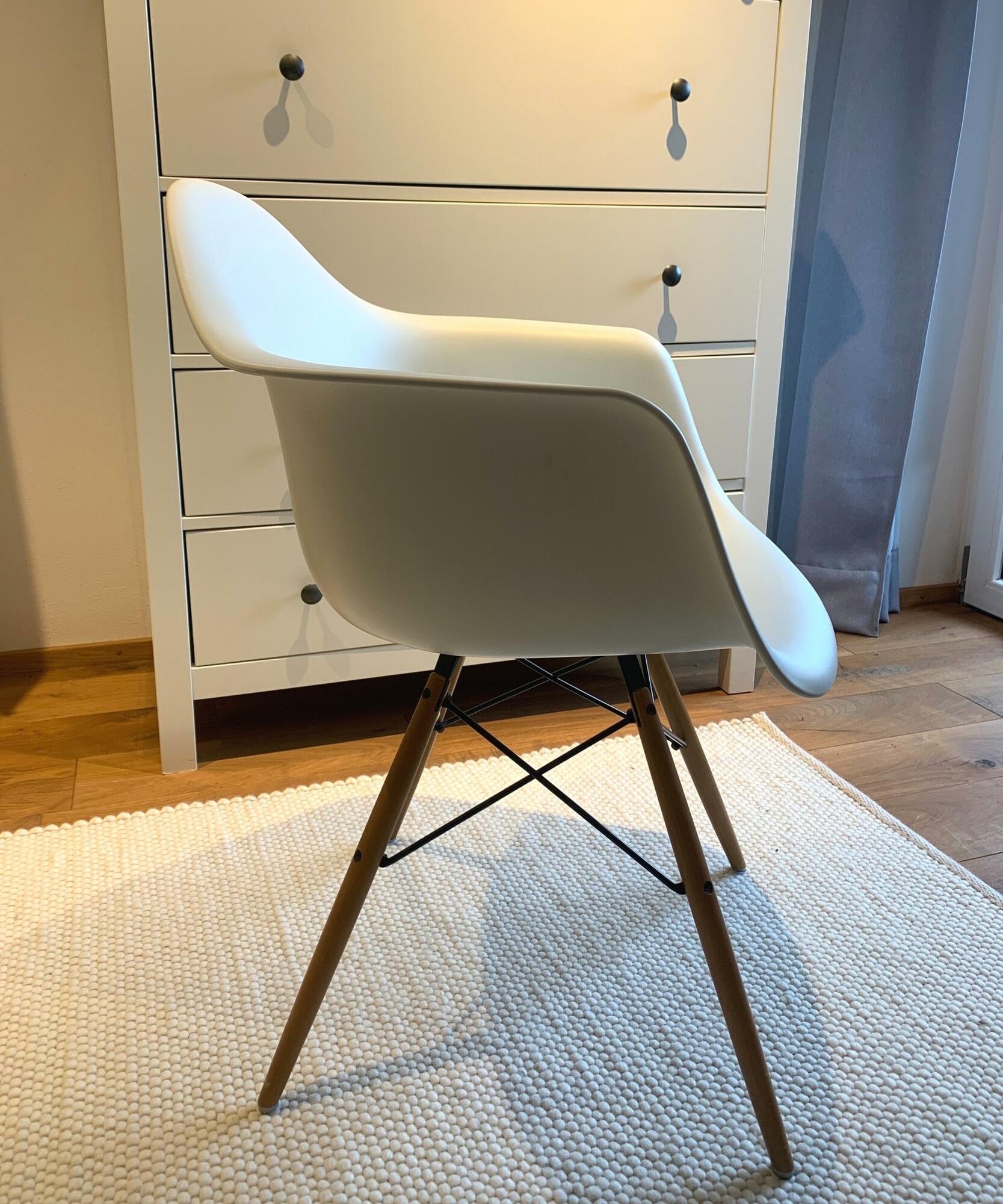 Eames Plastic Armchair DAW Ahornbeine Weiß 3