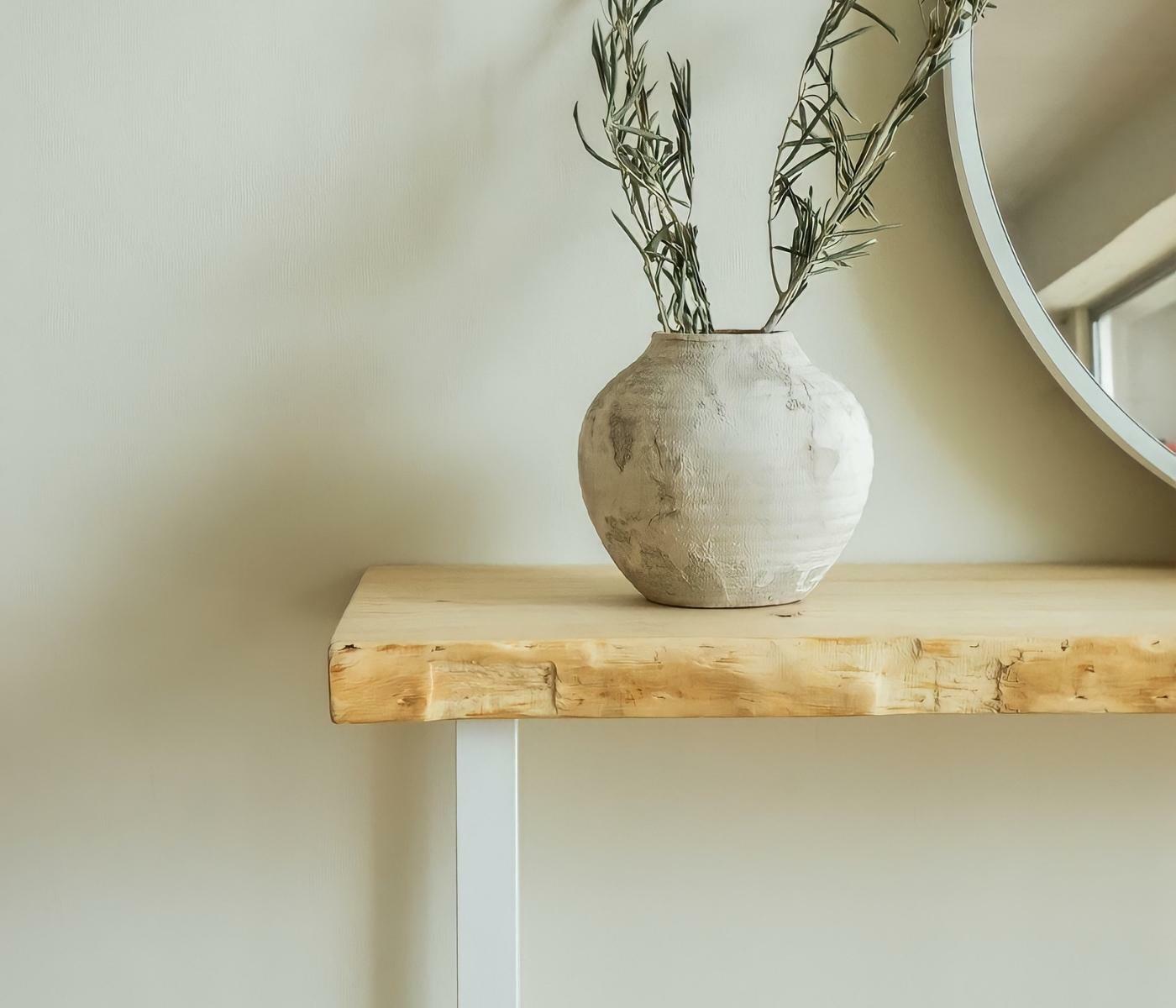 Konsolentisch aus Holz mit weißen Metallbeinen 1