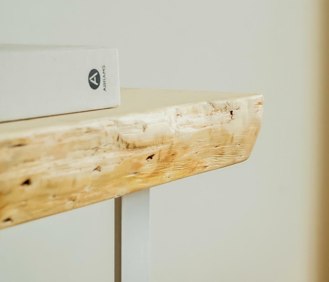 Konsolentisch aus Holz mit weißen Metallbeinen 2