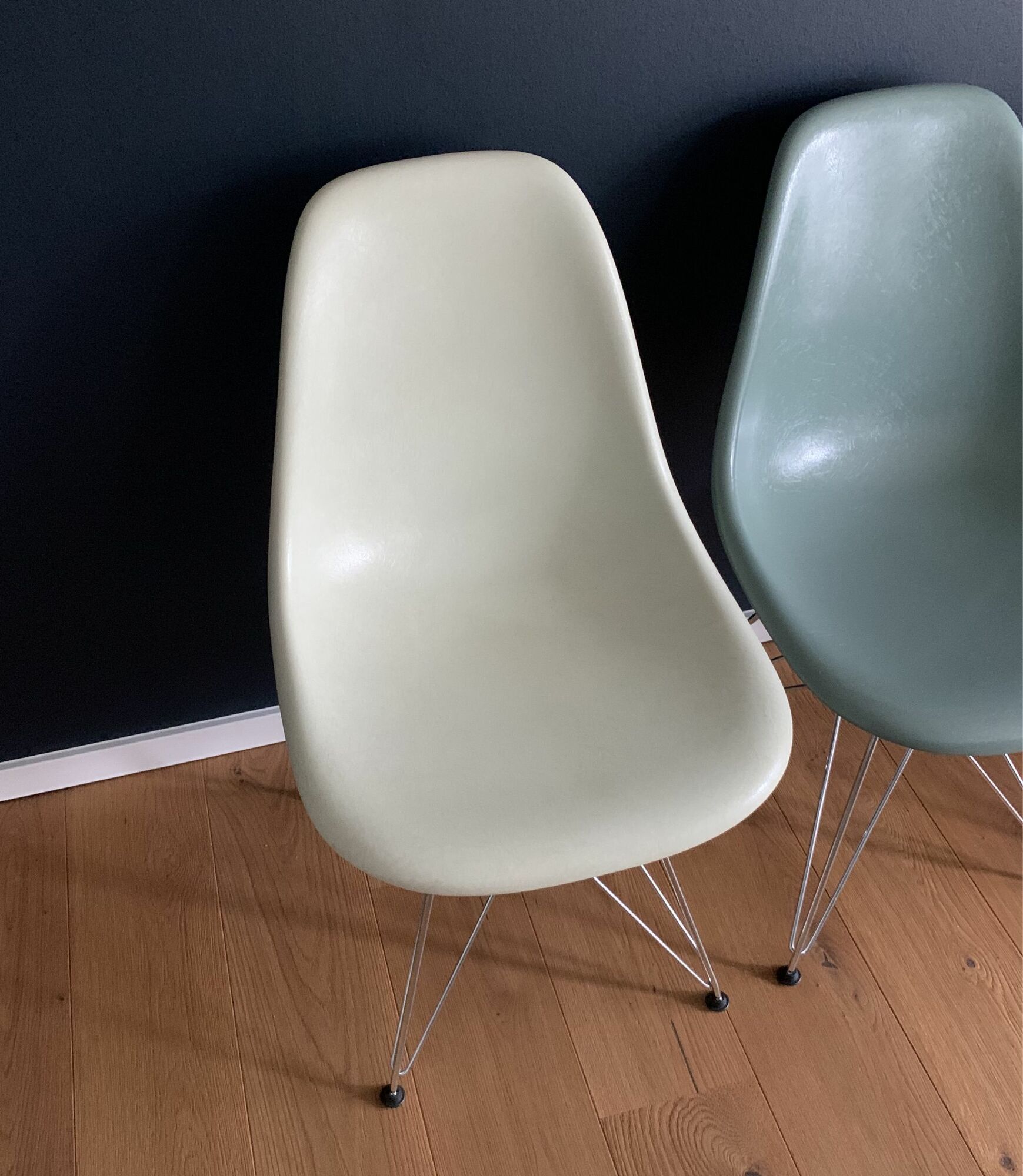 4x Eames Fiberglass Side Chair DSR  3