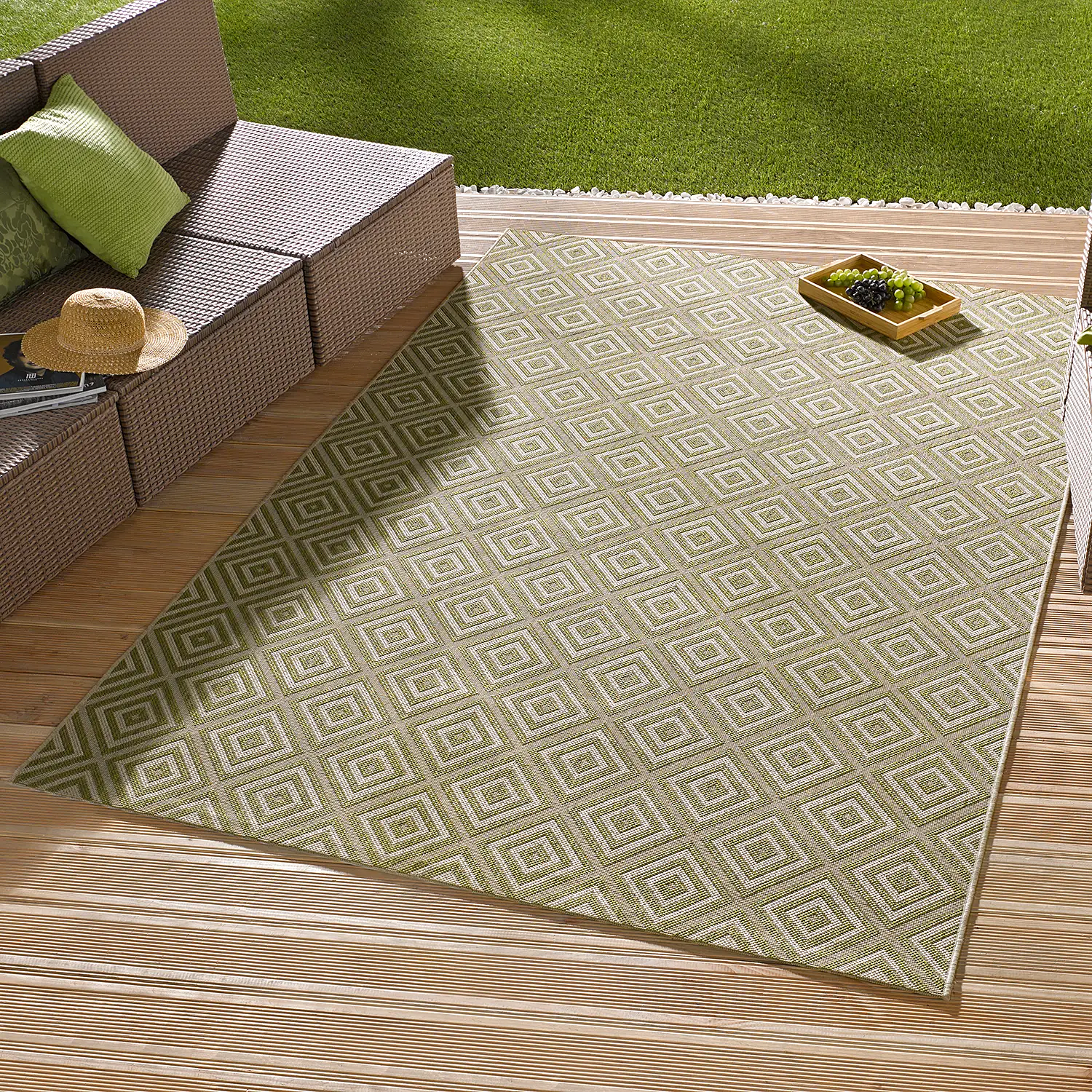 Indoor/Outdoor rug checkered synthetic fiber light green 80 x 150 cm 0