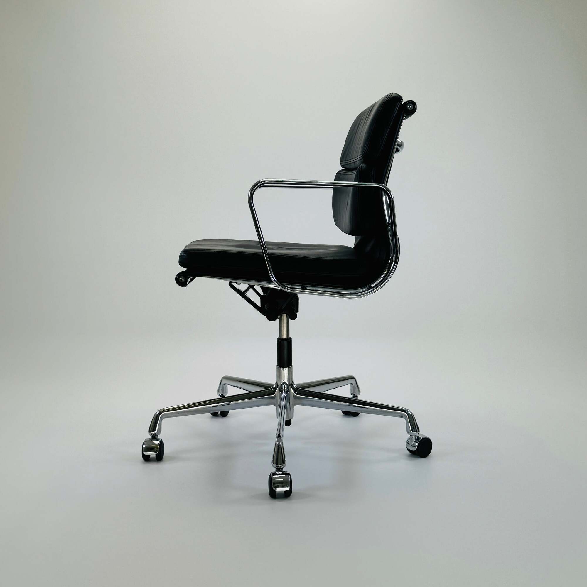 EA217 Aluminium Chair Schwarz 1