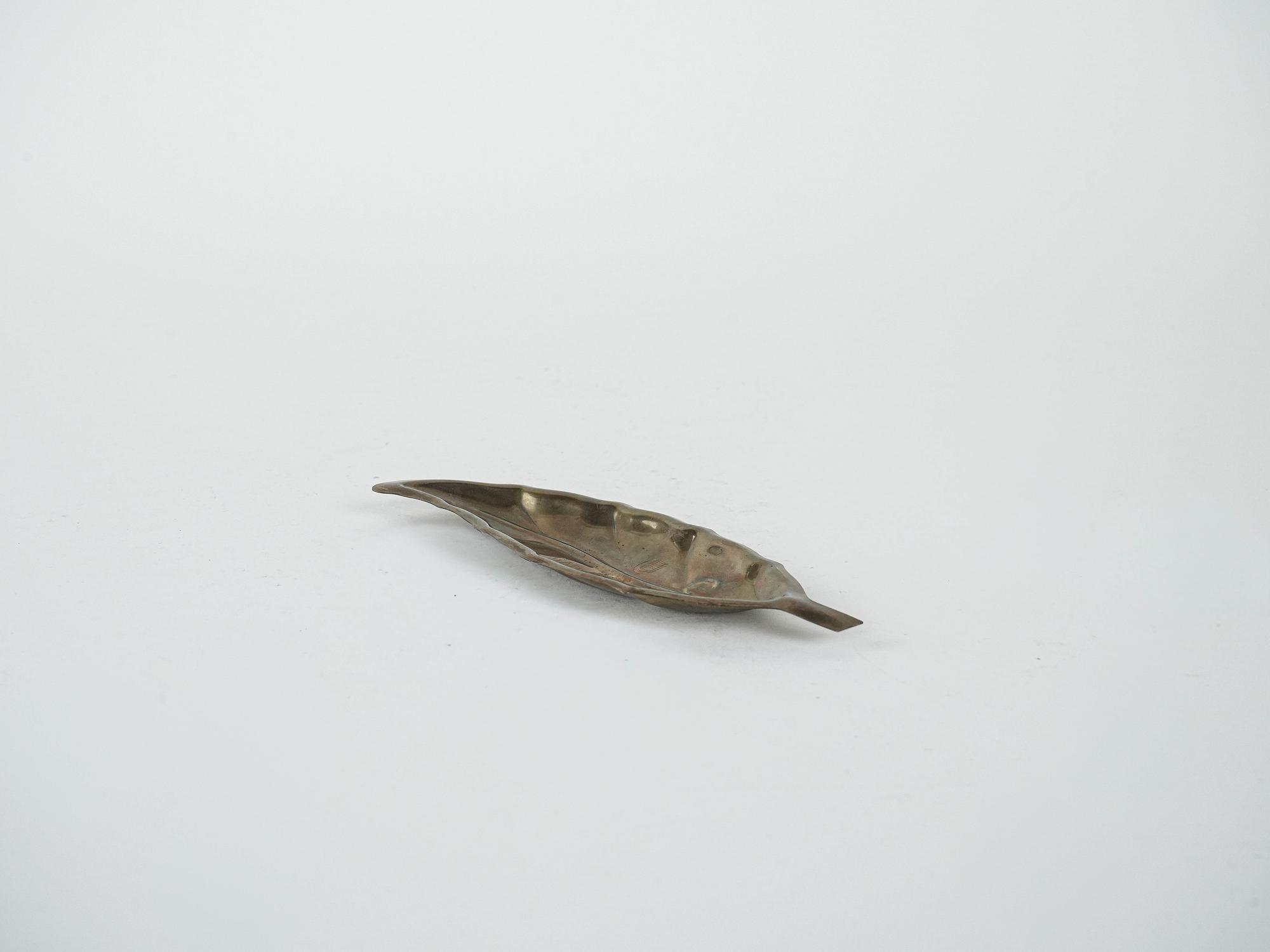 Metal plate in leaf shape 1980s 5