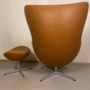 Vintage Arne Jacobsen Egg Sessel und Ottoman Leder Braun 3