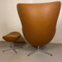 Vintage Arne Jacobsen Eierstuhl und Ottoman Leder Braun 3