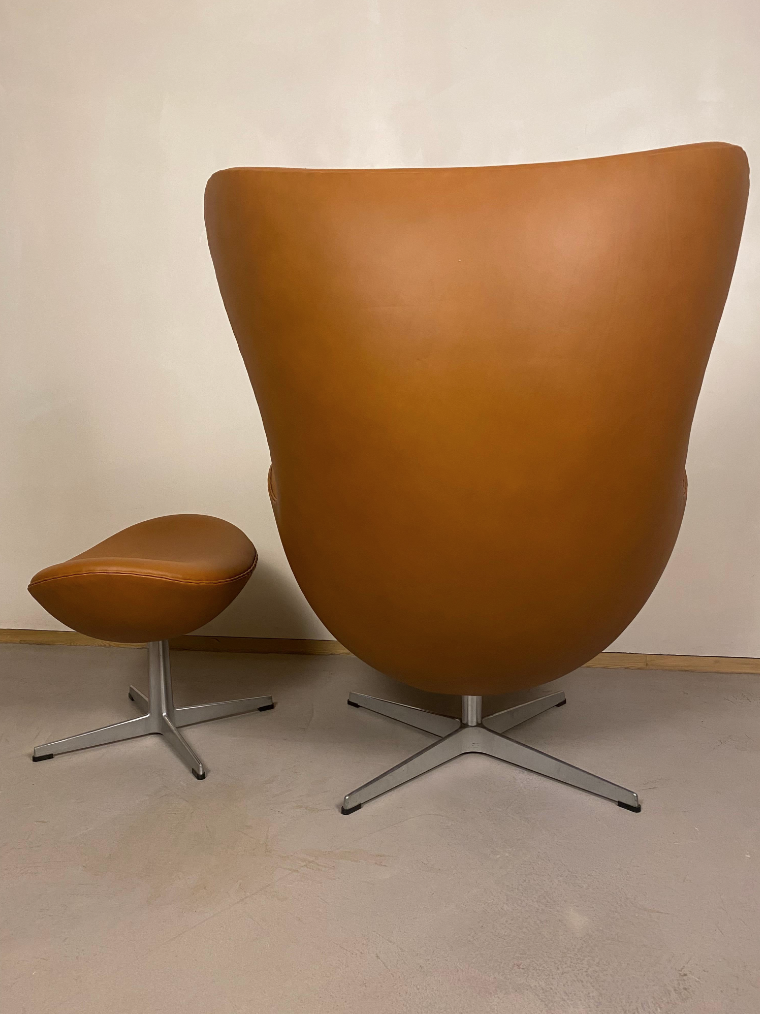 Vintage Arne Jacobsen Eierstuhl und Ottoman Leder Braun 3