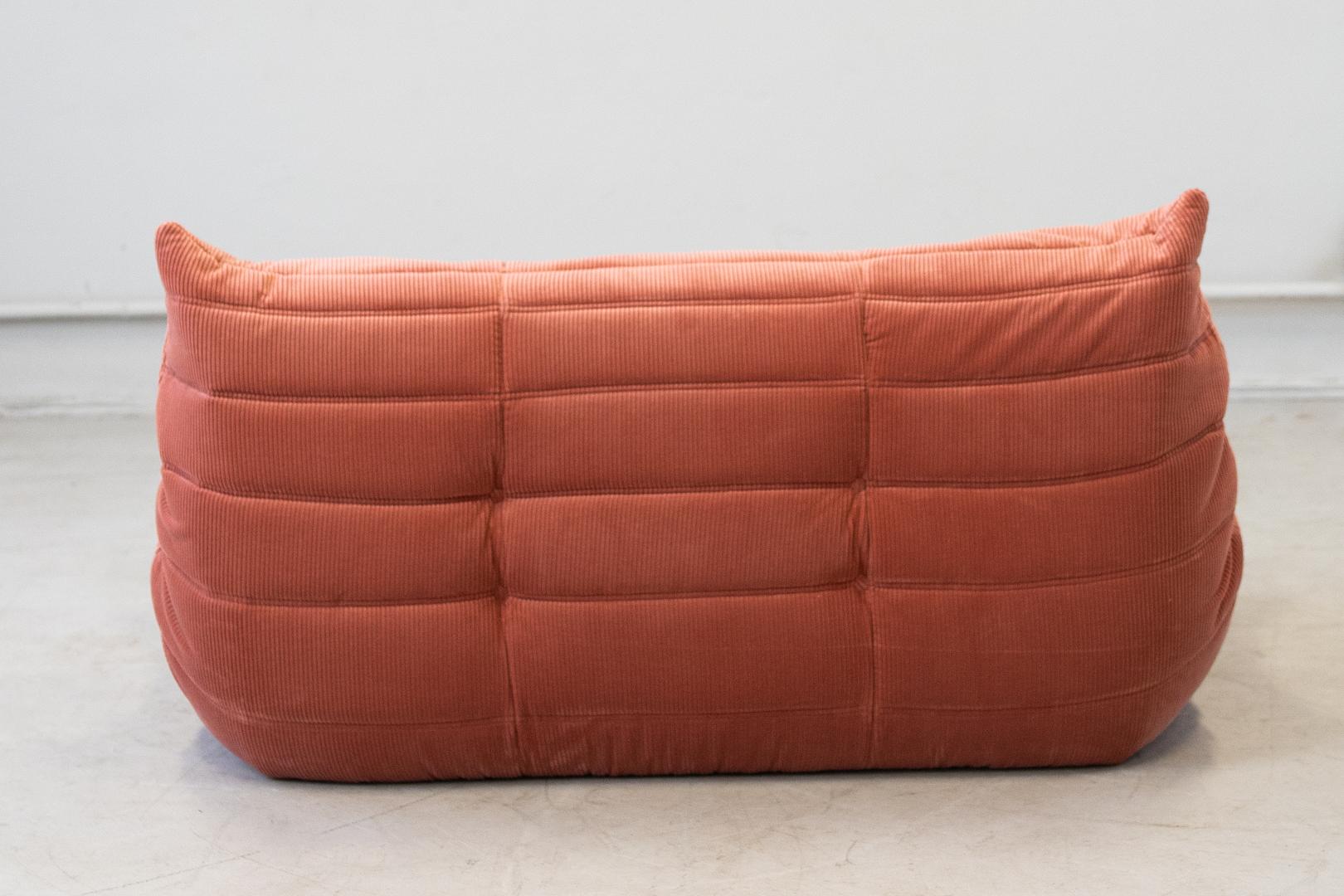 Togo 2-seater sofa cord coral 4