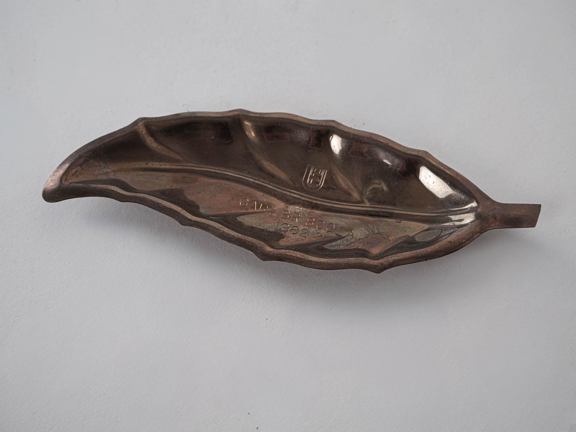 Metal plate in leaf shape 1980s 3