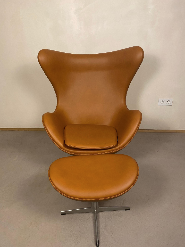 Vintage Arne Jacobsen Eierstuhl und Ottoman Leder Braun 1