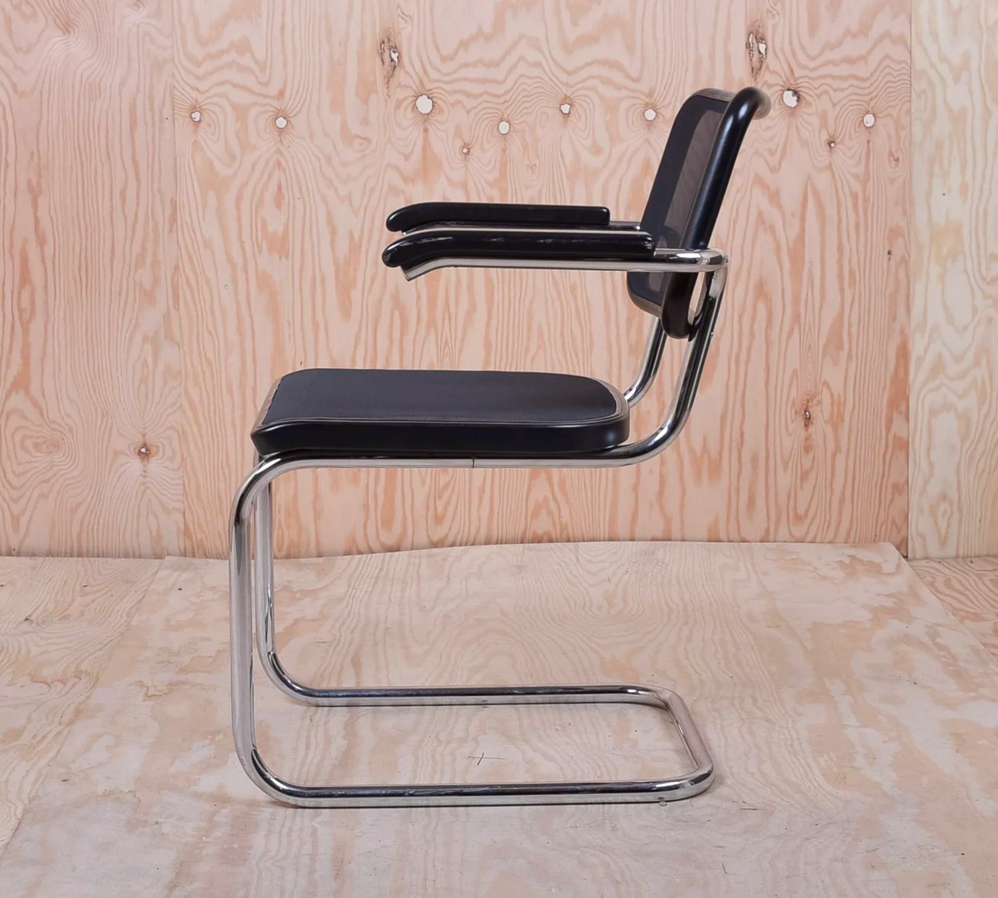 S 64 N Thonet Stuhl Metall Holz Schwarz 1