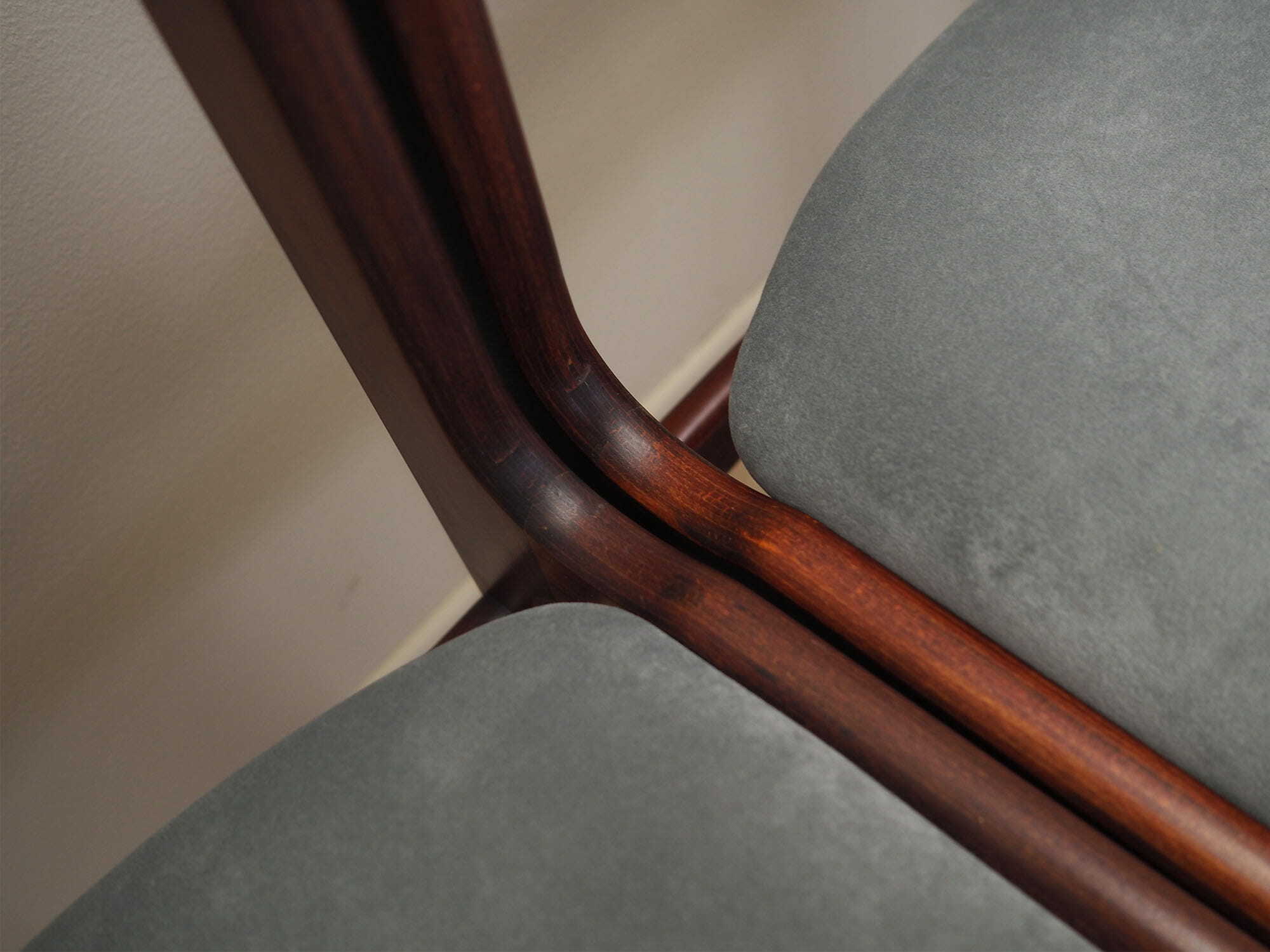 4x Vintage Chairs Mahogany Wood Velvet Grey 1970s 5