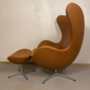 Vintage Arne Jacobsen Egg Sessel und Ottoman Leder Braun 2