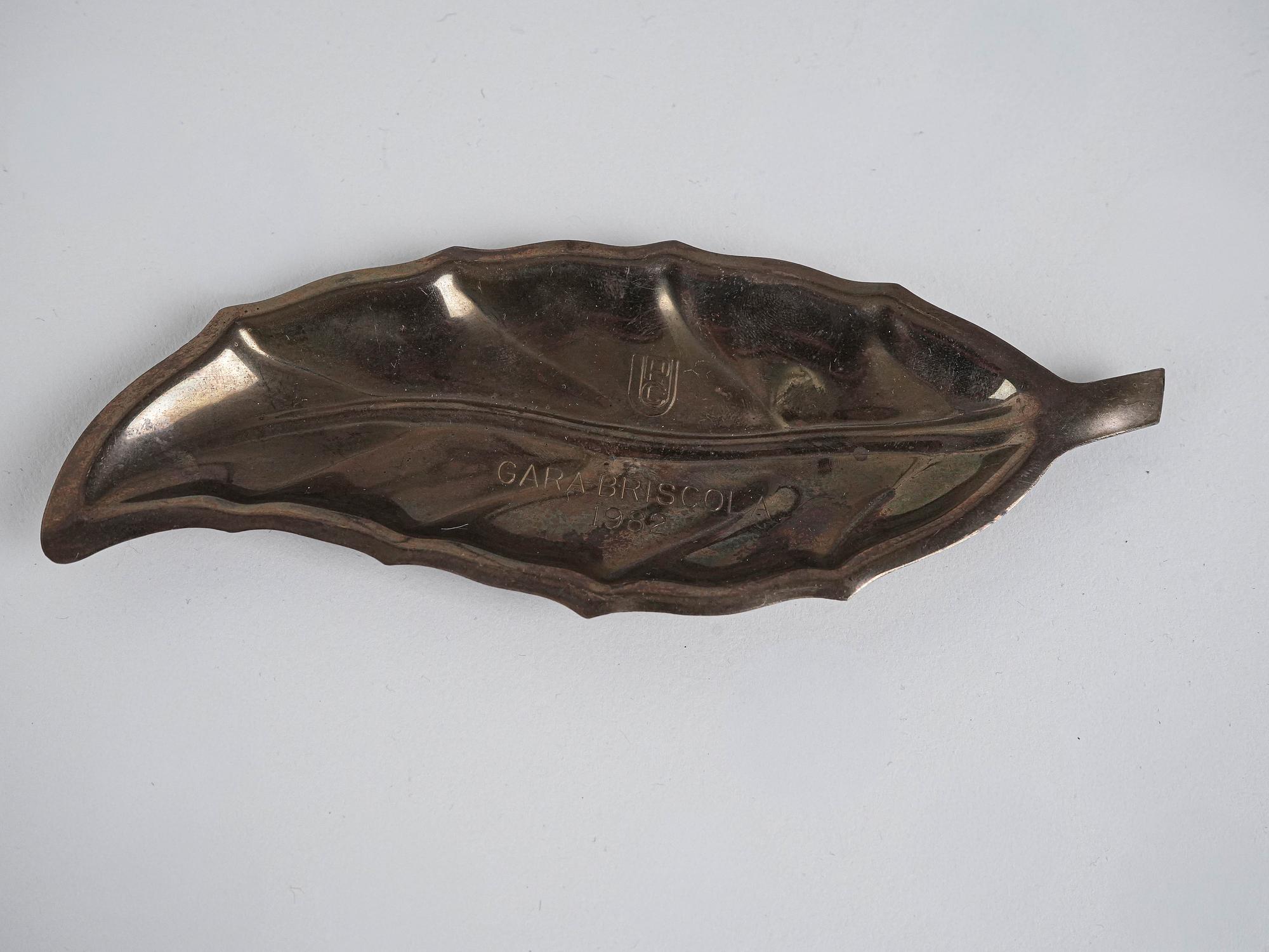 Metal plate in leaf shape 1980s 4