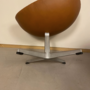 Vintage Arne Jacobsen Egg Sessel und Ottoman Leder Braun 4