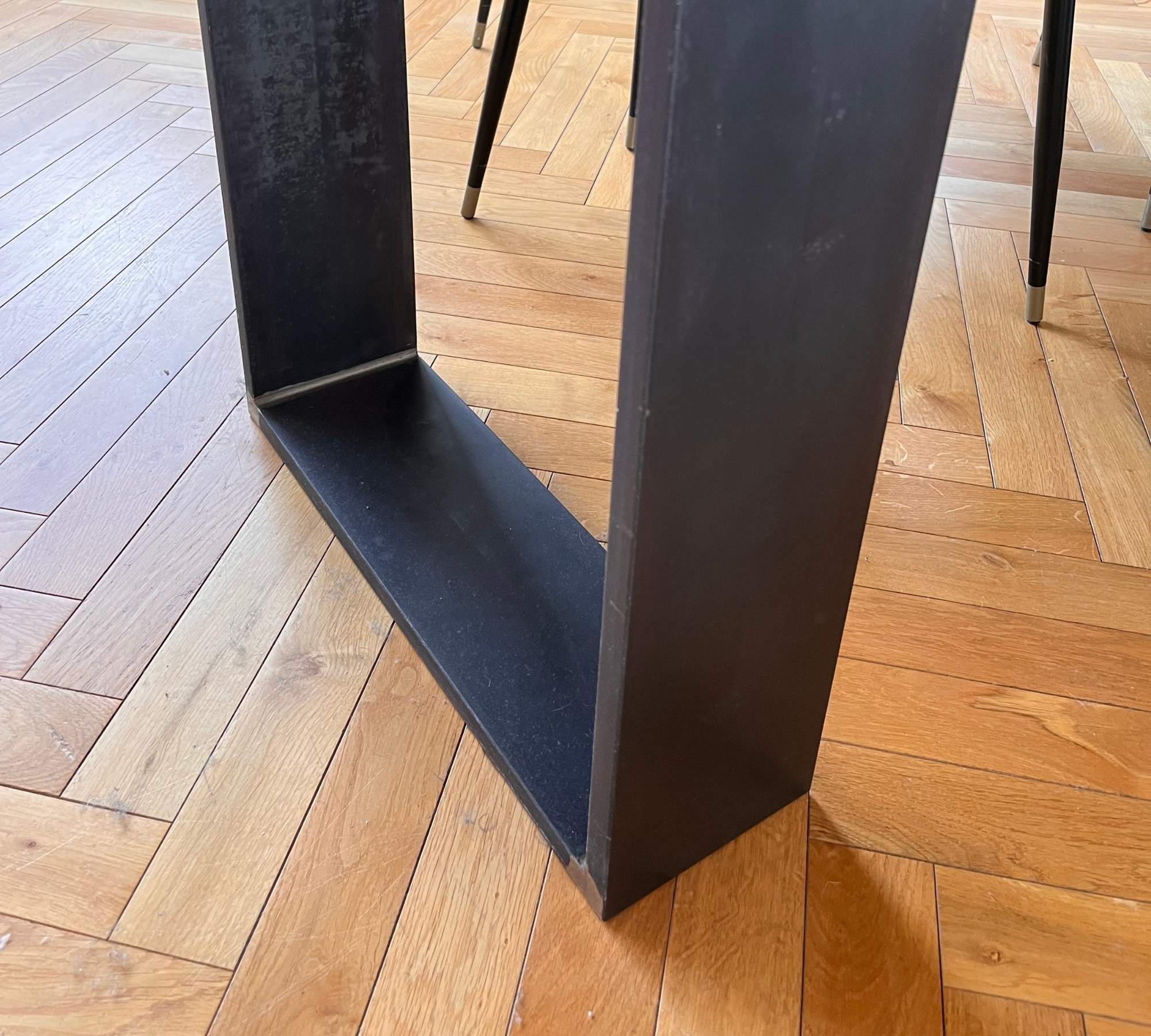 Esstisch Newton auf Stahlfuß Tischplatte Eiche massiv  2
