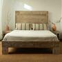 Rustikales Bett aus recyceltem Fichtenholz 0
