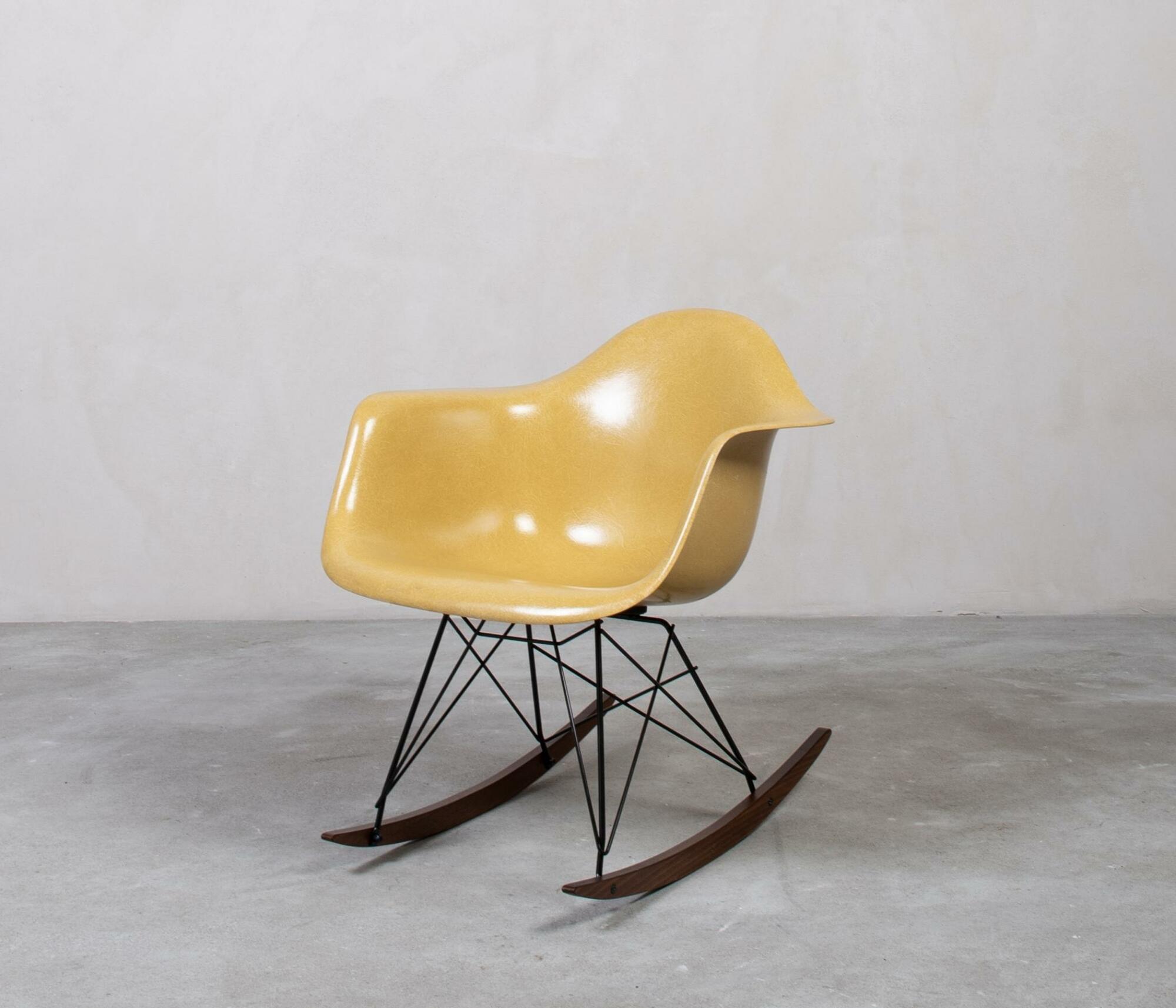 Eames Fiberglass Armchair Schaukelstuhl Ochre Light 2
