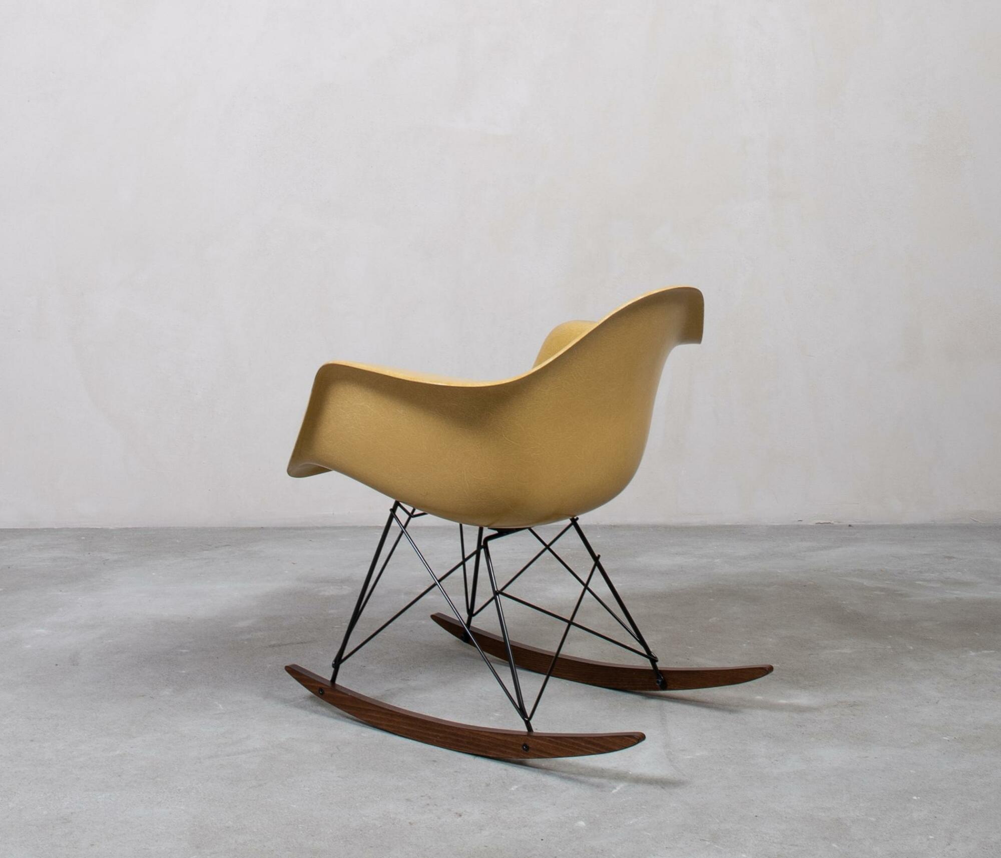 Eames Fiberglass Armchair Schaukelstuhl Ochre Light 3