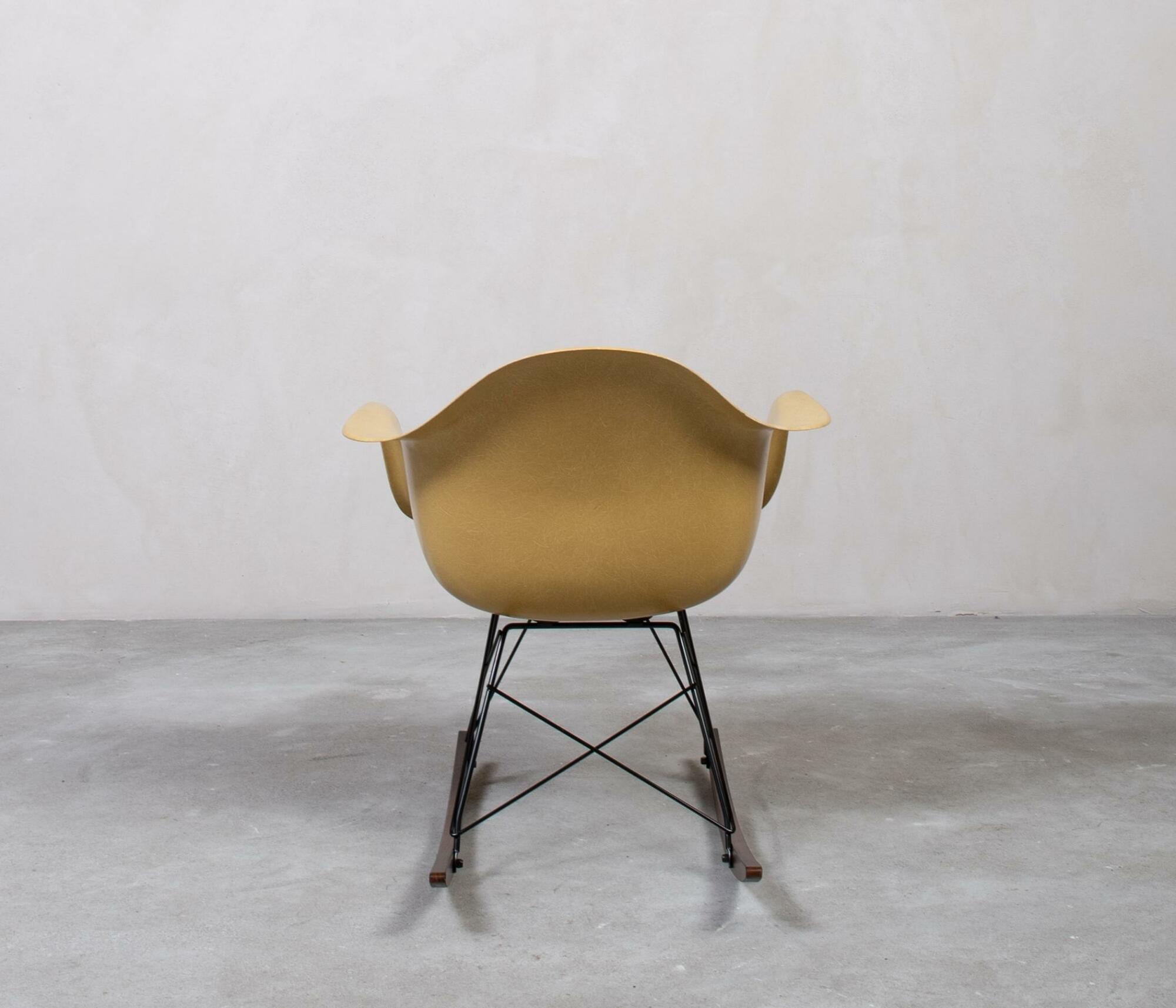Eames Fiberglass Armchair Schaukelstuhl Ochre Light 4