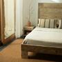 Rustikales Bett aus recyceltem Fichtenholz 1