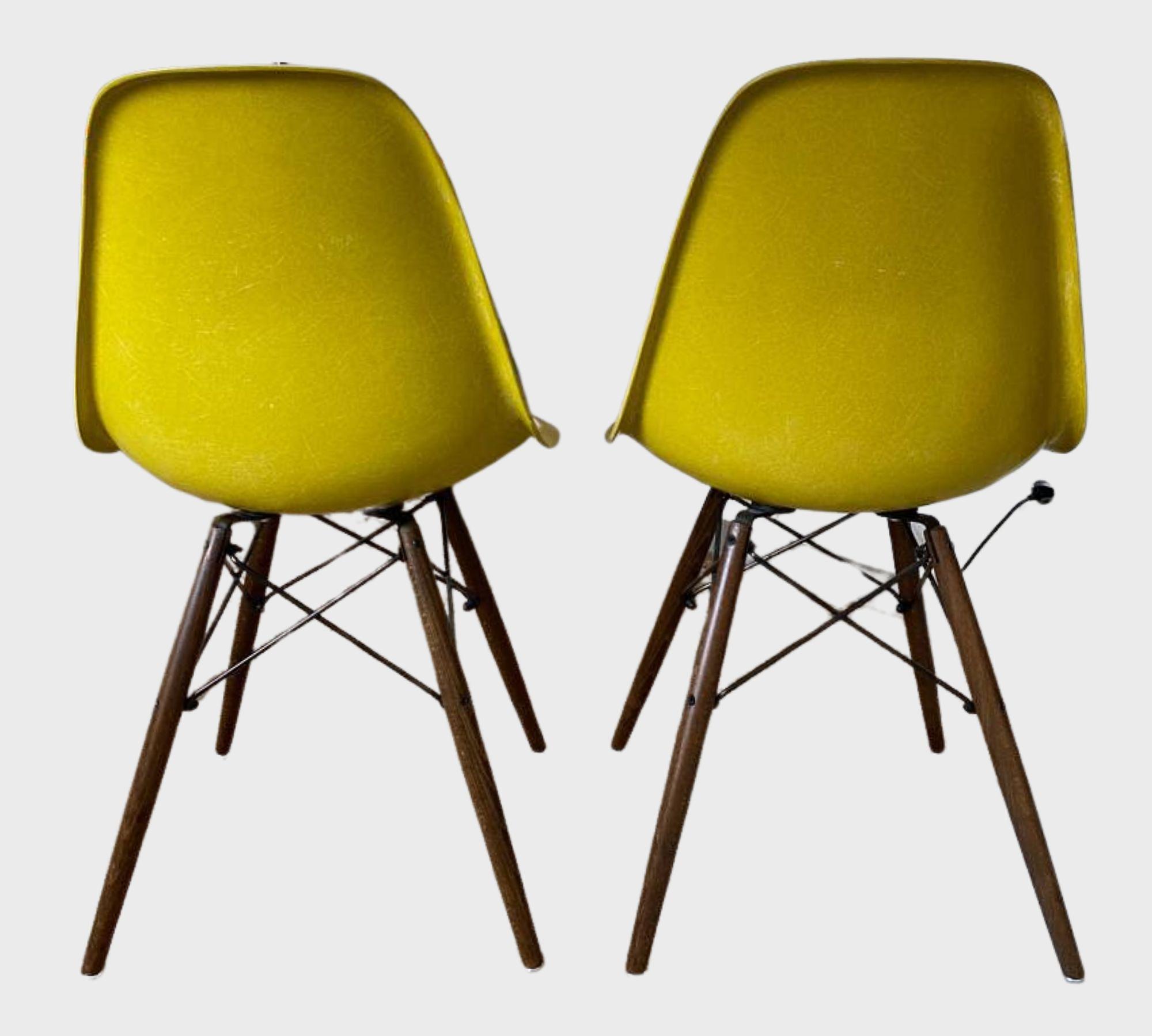 2x Eames Fiberglas Side Chair by Herman Miller Ockergelb 1