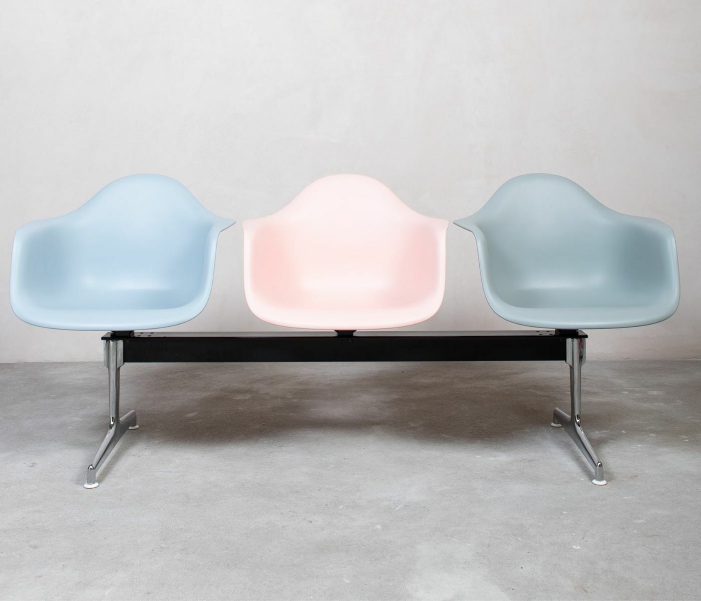 Vitra Eames Plastic Armchair auf Traverse  1