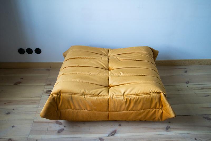 Togo Poltrona e Pouf Set Velluto Giallo Oro 3